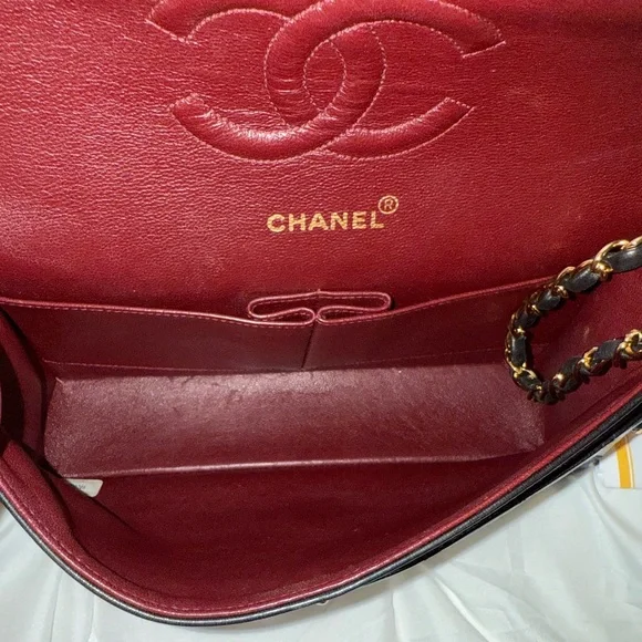CHANEL Black lambskin medium classic flap - Picture 11 of 17